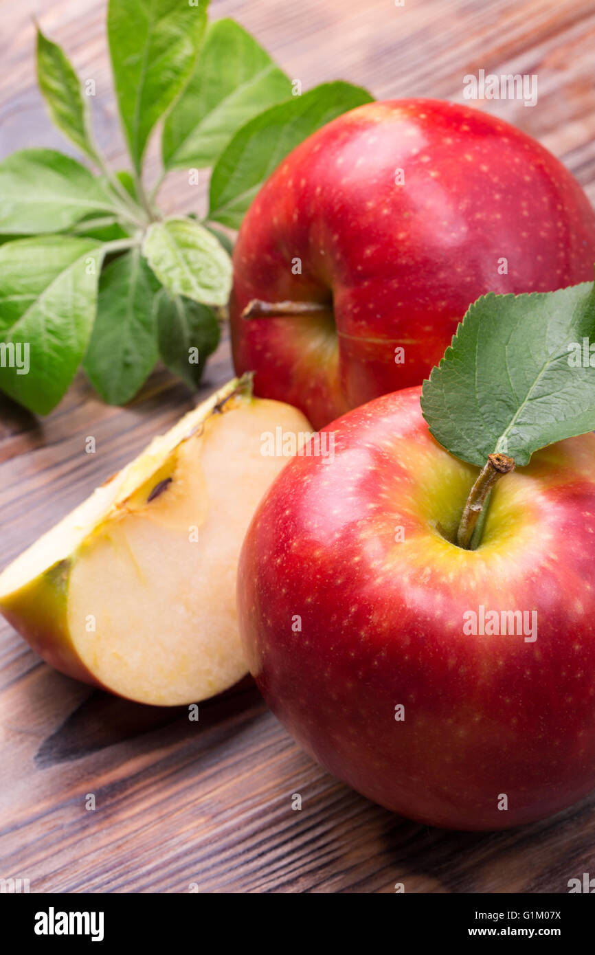 rote Äpfel auf dem hölzernen Hintergrund. Stockfoto