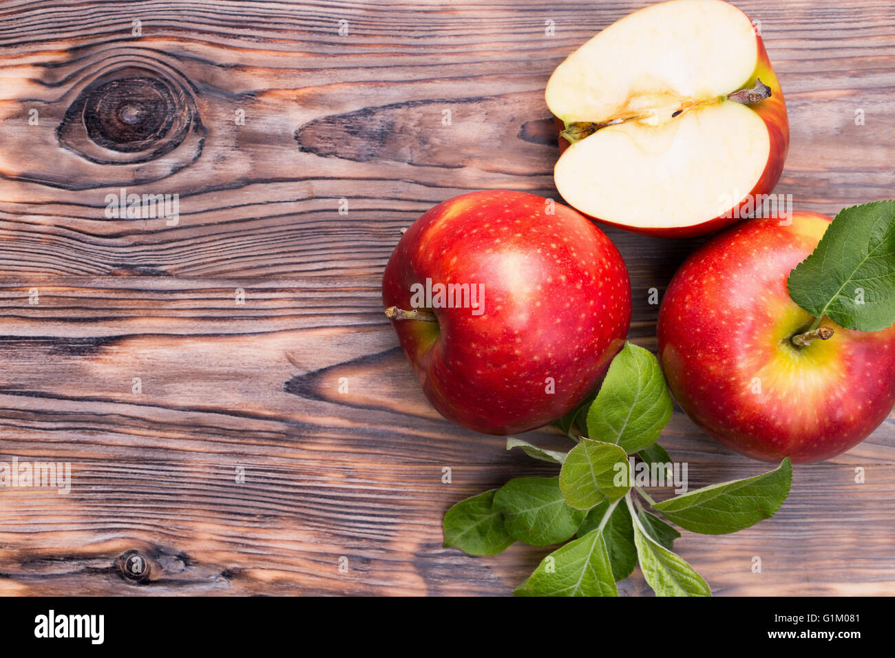rote Äpfel auf dem hölzernen Hintergrund. Stockfoto