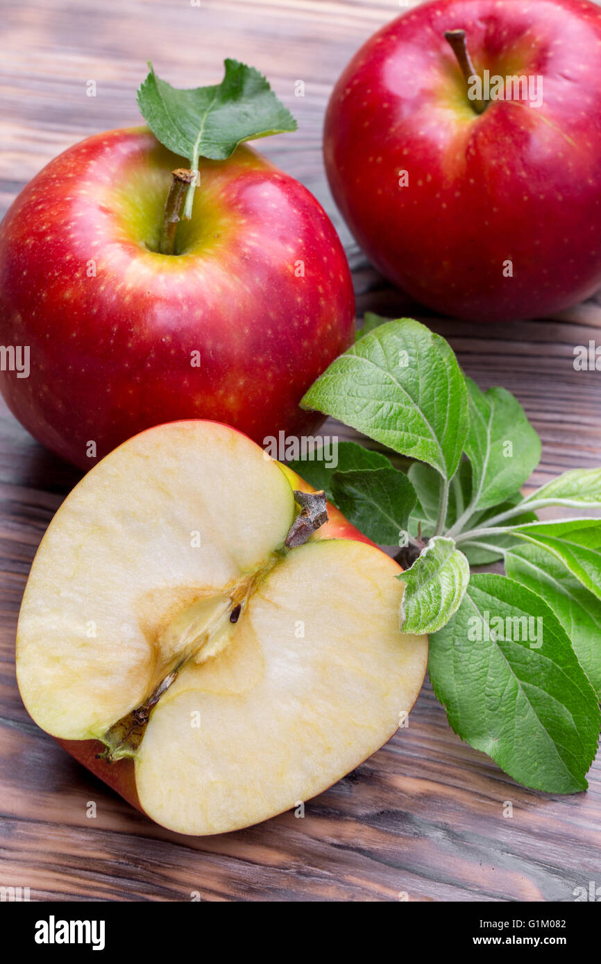 rote Äpfel auf dem hölzernen Hintergrund. Stockfoto