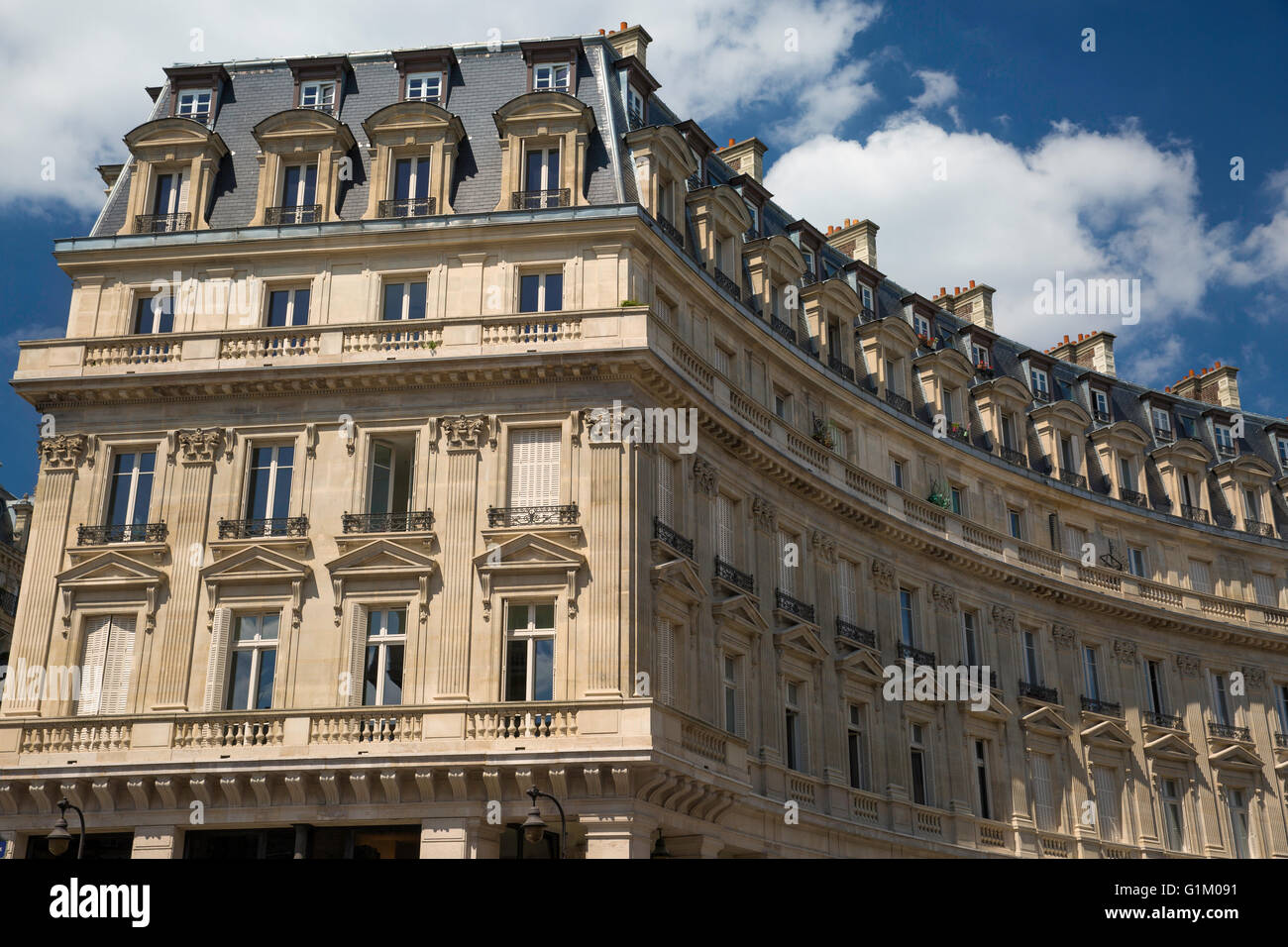 Gebogene Gebäude neben Bourse de Commerce entlang Rue de Viarmes, Paris, Frankreich Stockfoto