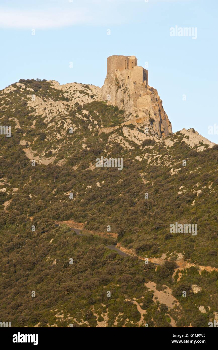Ein Farbbild von den Ruinen der Burg Queribus im Pays du Cathare in Südfrankreich Stockfoto