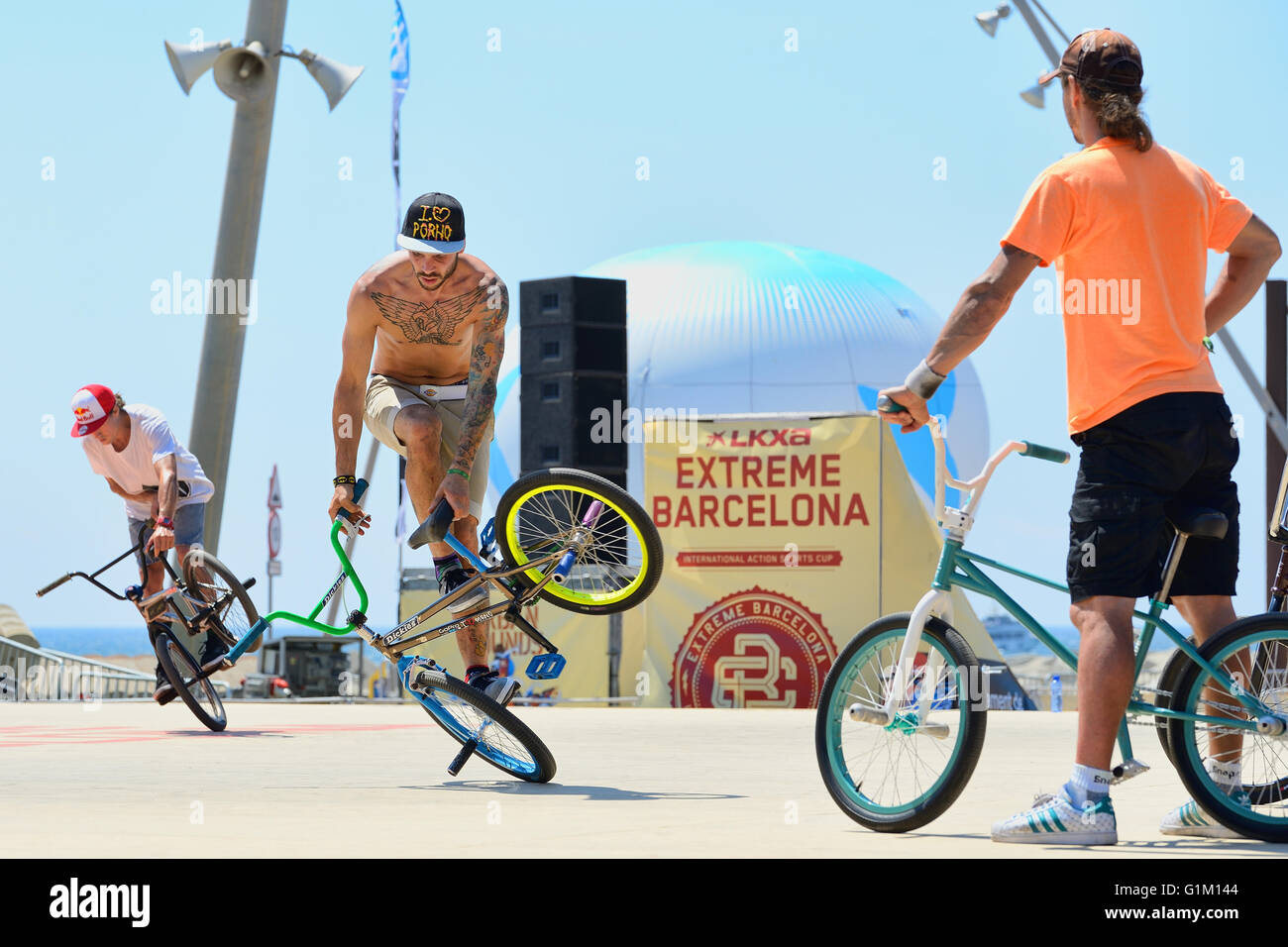 BARCELONA - 28 Juni: Ein Profi-Fahrer beim Flatland BMX (Bicycle Motocross) Wettbewerb in LKXA Extreme Sport Barcelona. Stockfoto