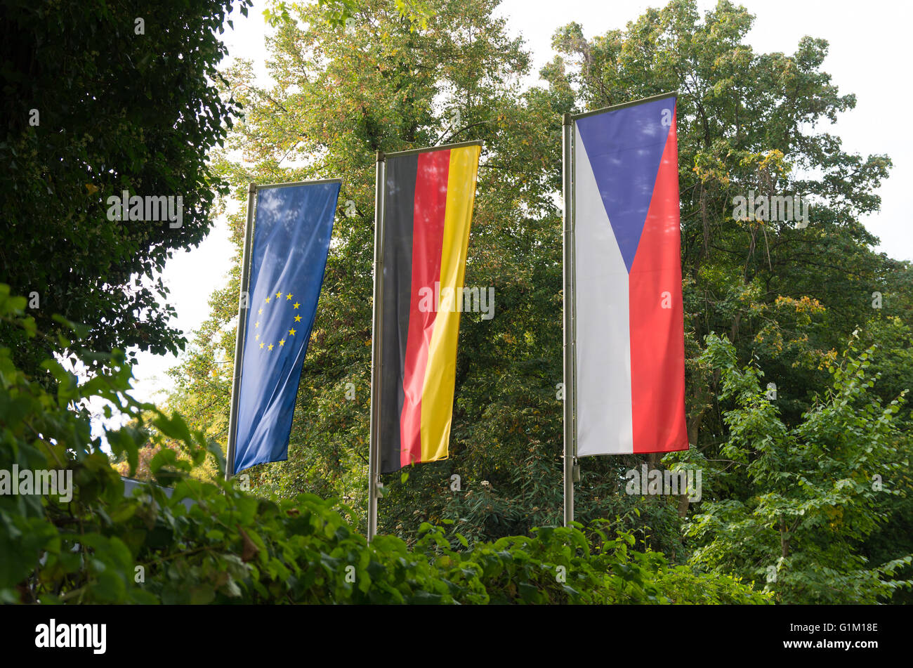 Deutsche, Tschechische und europäische Flagge auf dem tschechischen Honorarkonsulat in Dortmund, eine der sechs in Deutschland Stockfoto