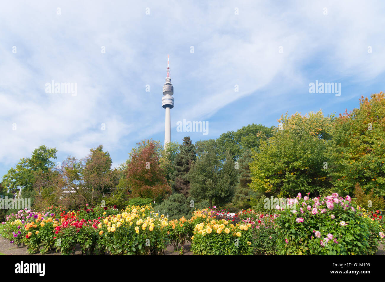 DORTMUND, Deutschland - 4. Oktober 2015: Florianturm (Florianturm) in Westfalen Park. Im Jahr 1959 erbaut, hat es eine Höhe von 720 ft Stockfoto