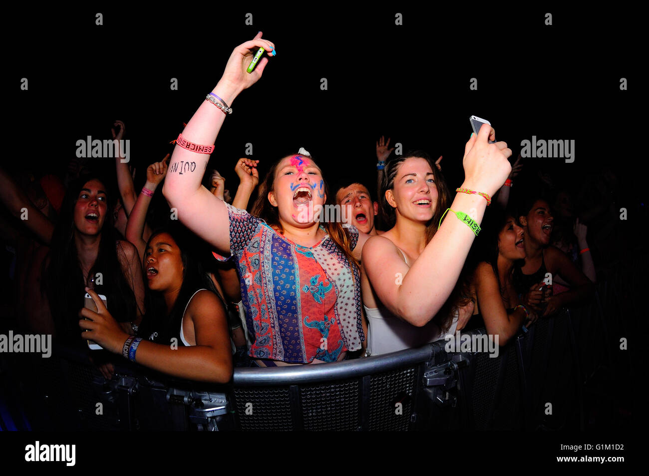 BENICASSIM, Spanien - Juli 19: Menge in einem Konzert am FIB Festival am 19. Juli 2014 in Benicassim, Spanien. Stockfoto
