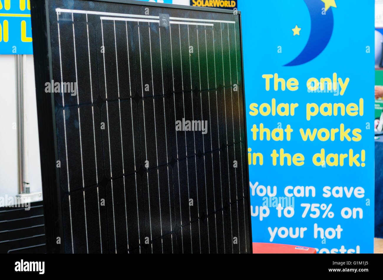 Solar-Panel auf einer Energie-Messe, behauptet, dass es in der Dunkelheit funktioniert. Stockfoto