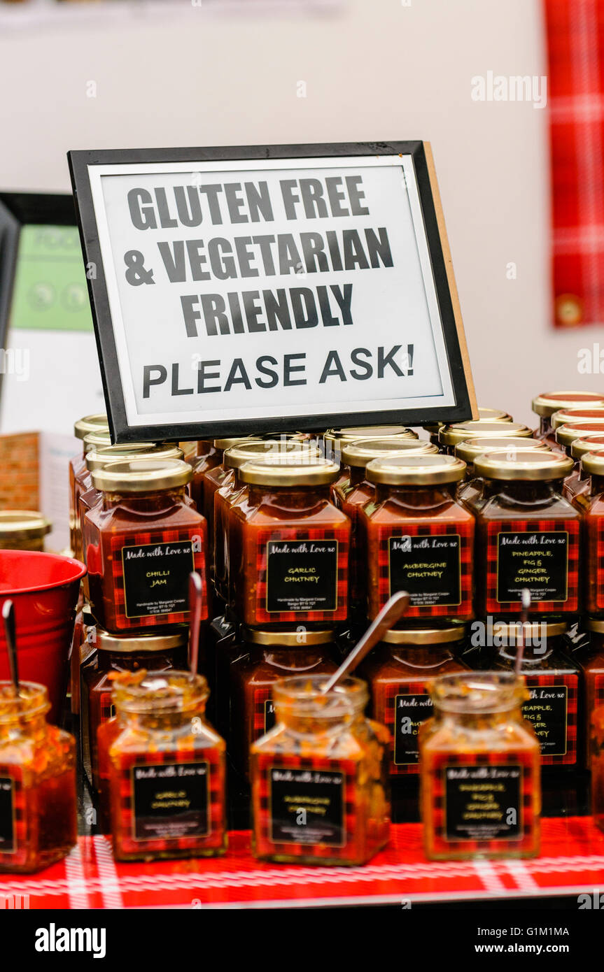 Gluten freie vegetarische Chutneys zum Verkauf an einem Marktstand. Stockfoto