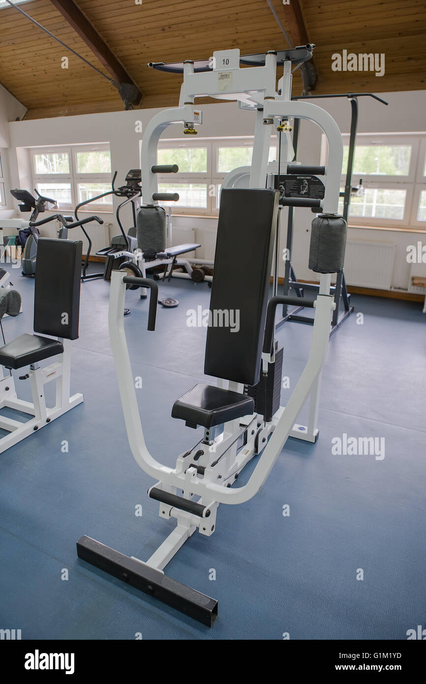 Fitnessgeräte im Fitness-Studio. Stockfoto