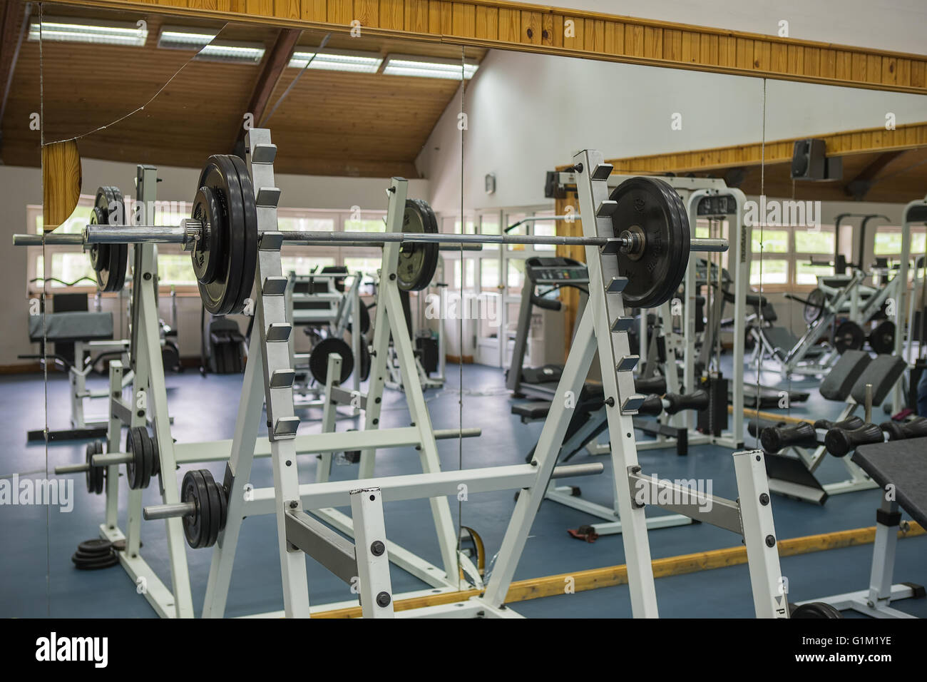 Fitnessgeräte im Fitness-Studio. Stockfoto