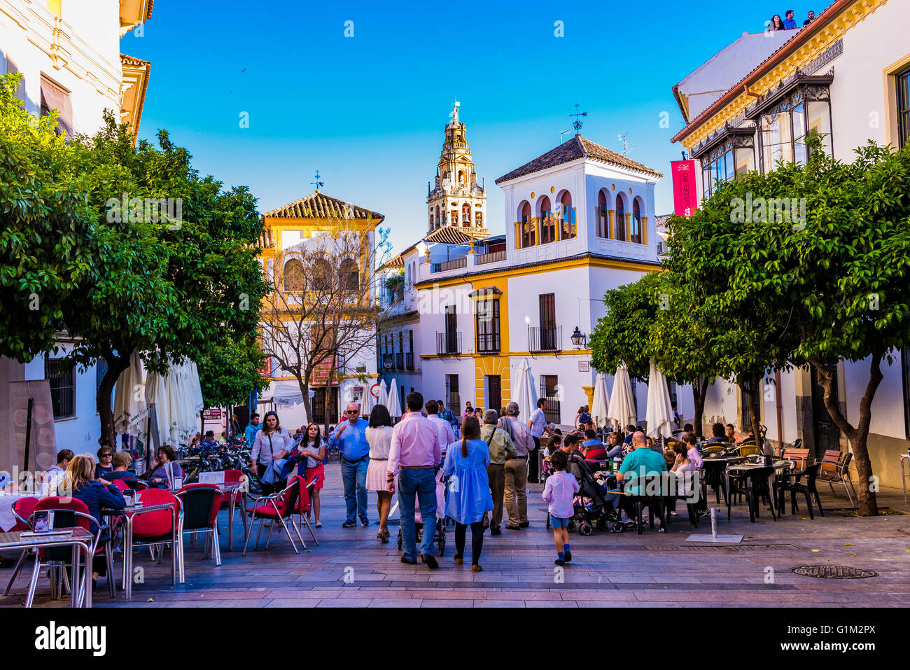 Belebte Straße in der Altstadt. Córdoba, Andalusien, Spanien, Europa Stockfoto