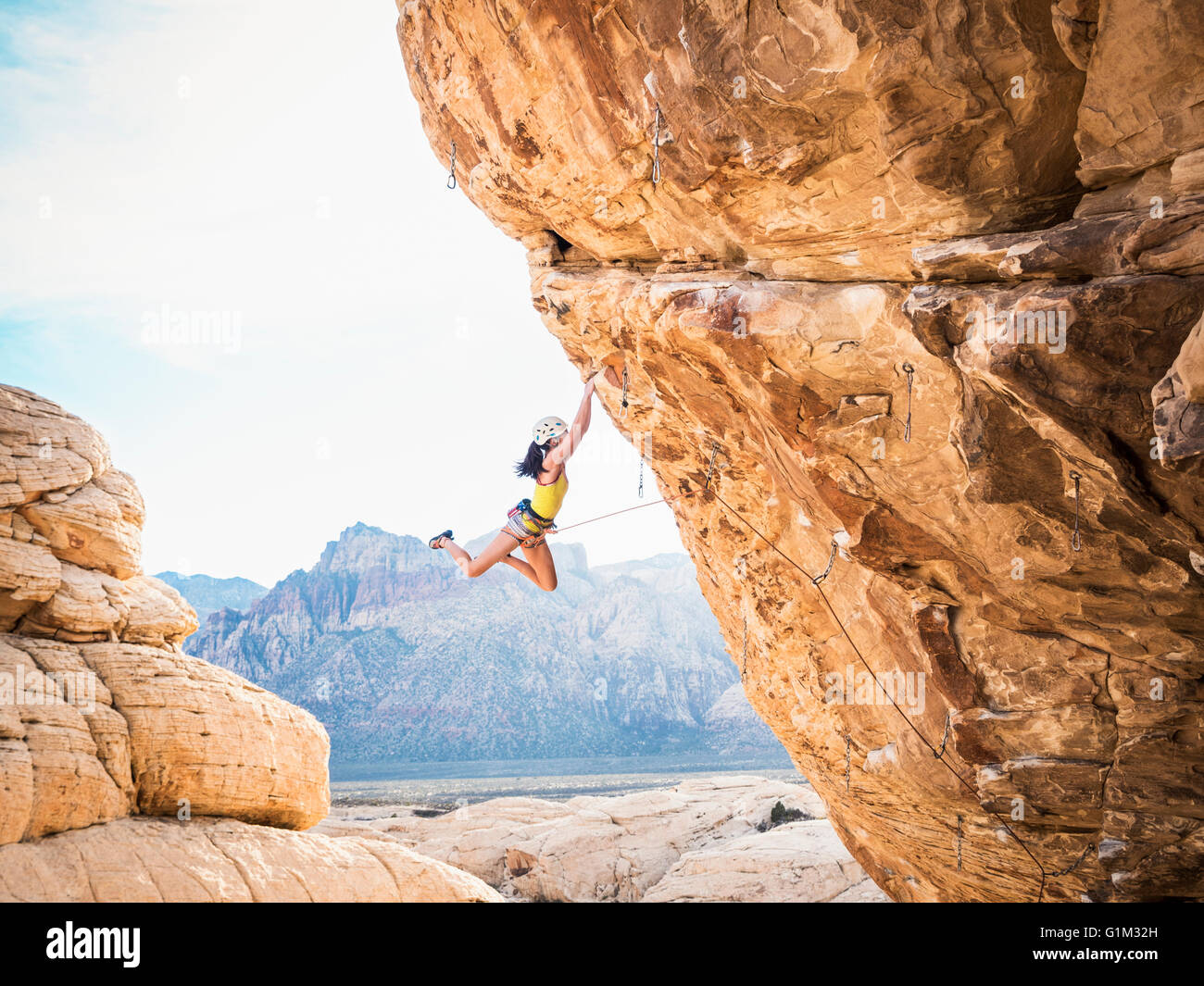 Gemischte Rassen Mädchen Klettern auf Felsen Stockfoto