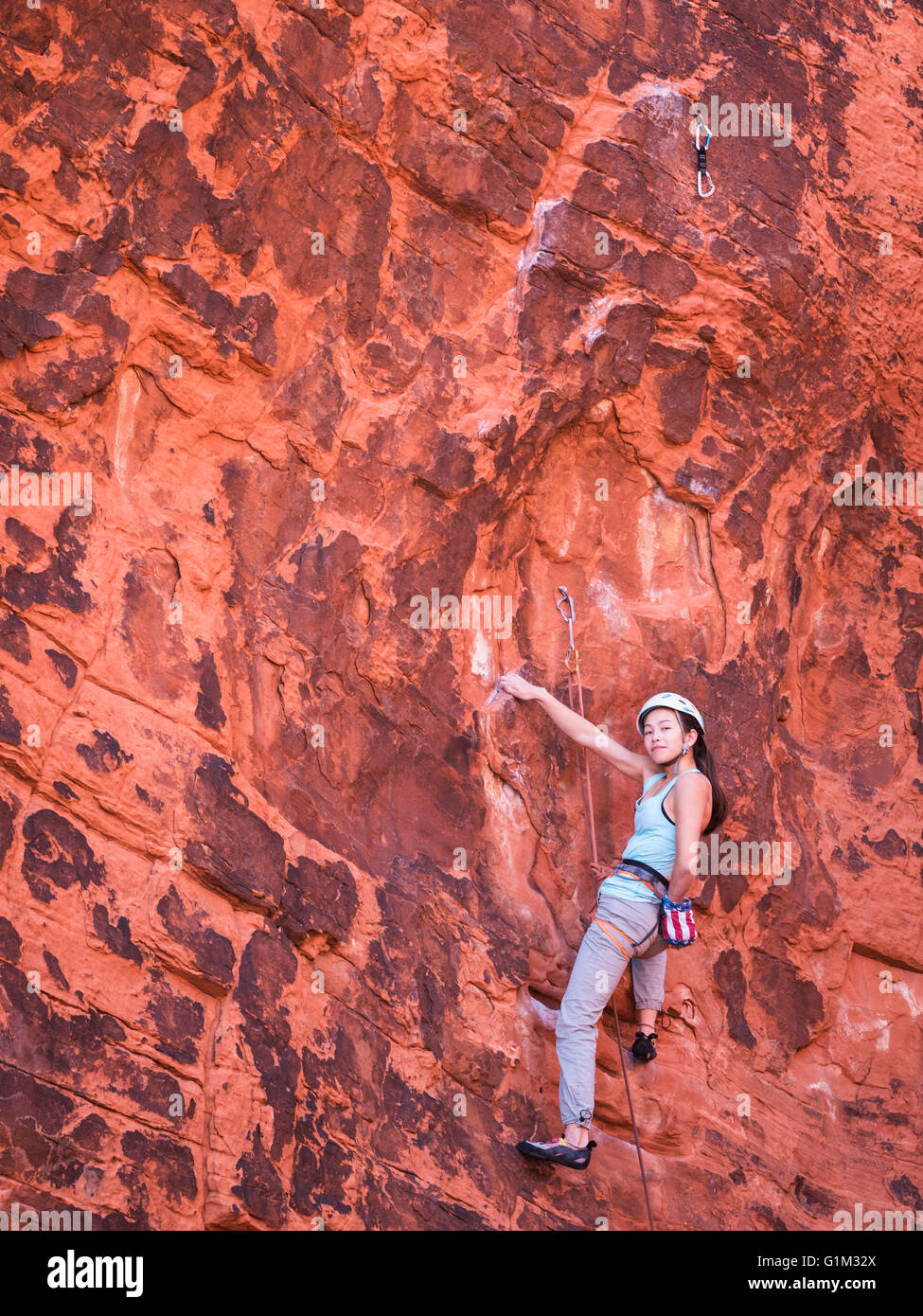 Gemischte Rassen Mädchen Klettern auf Felsen Stockfoto