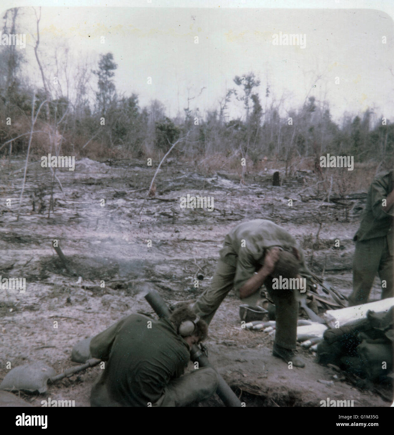 Australische Mörtel Crew Feuer auf VC Positionen 5. Bataillon RAR 1969 Phuoc Tuy Provinz Süd-Vietnam Stockfoto