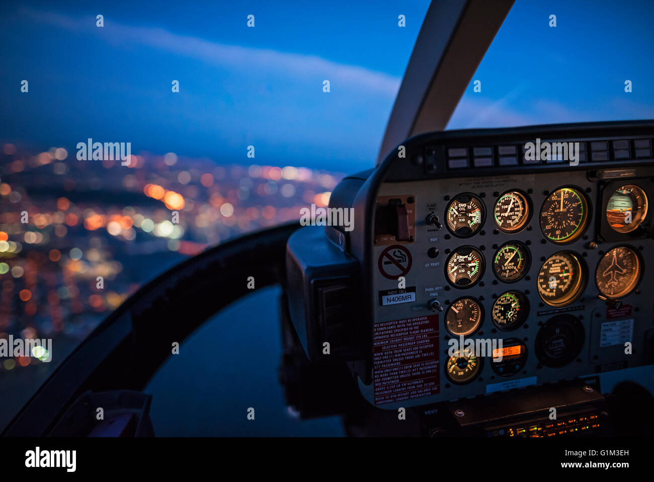 Nahaufnahme des Control Panels von Flugzeug fliegen in der Nacht Stockfoto