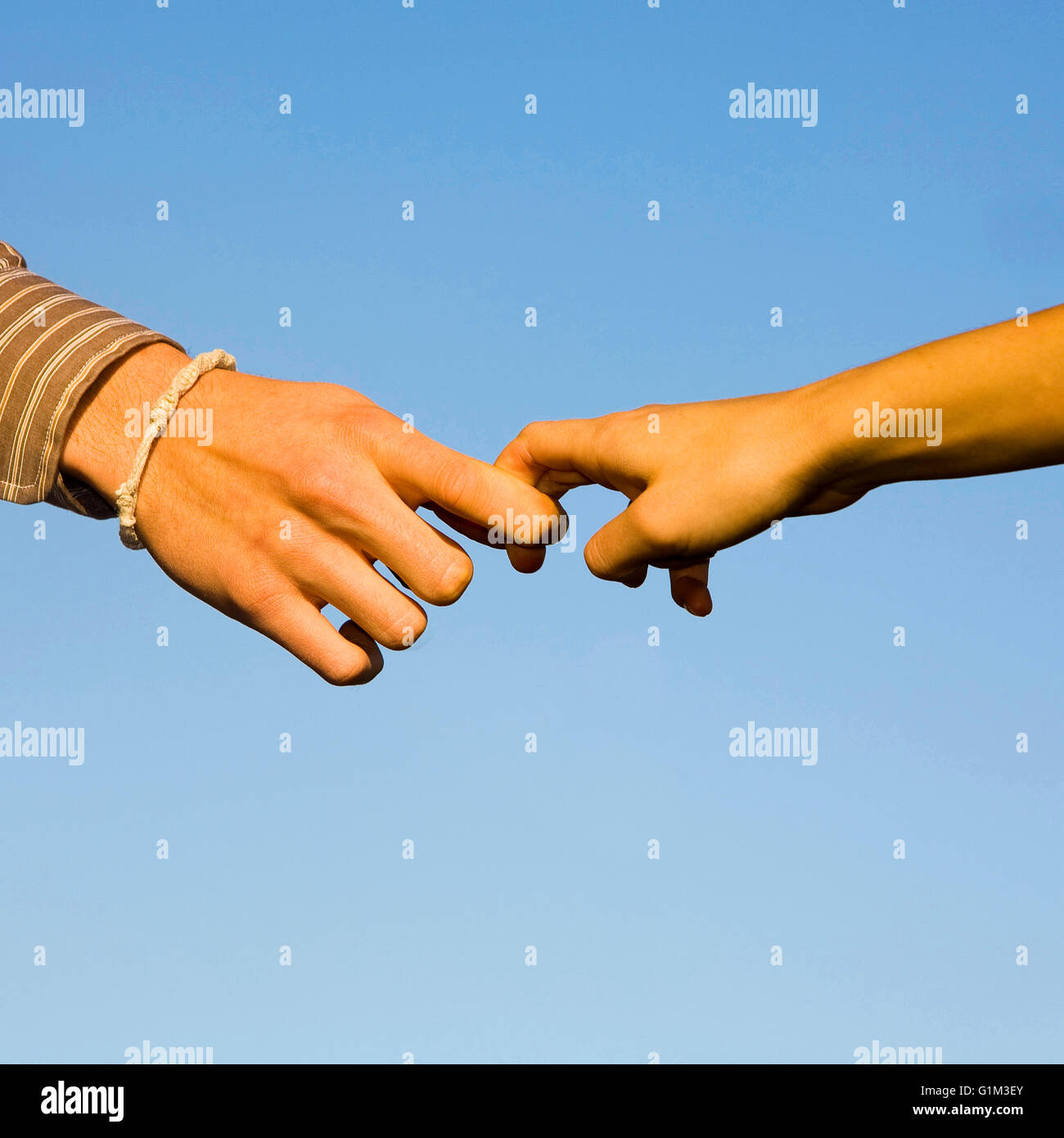 Japanisches Paar halten Finger Stockfoto