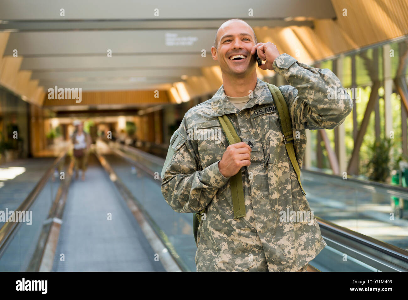 Kaukasischen Soldaten reden über Handy im Flughafen Stockfoto