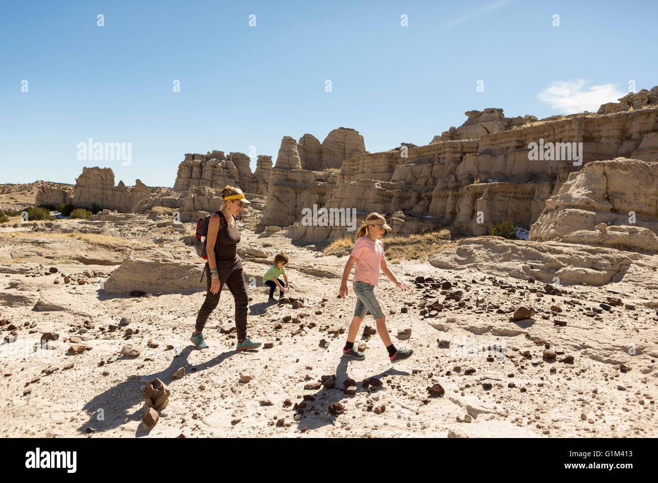 Kaukasische Mutter und Kinder Wandern in der Wüste Stockfoto