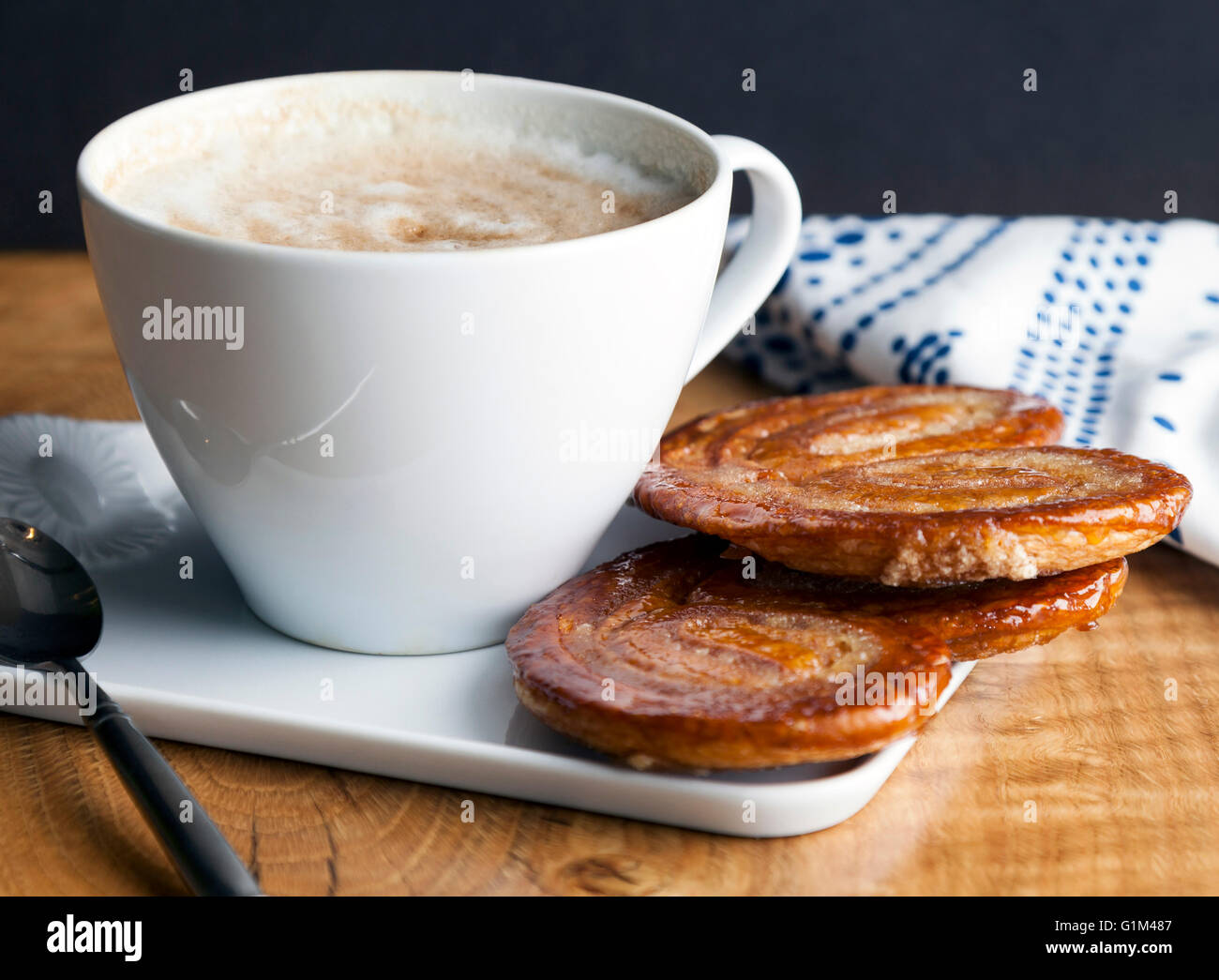 Nahaufnahme von einem Plätzchen und Kaffee Stockfoto