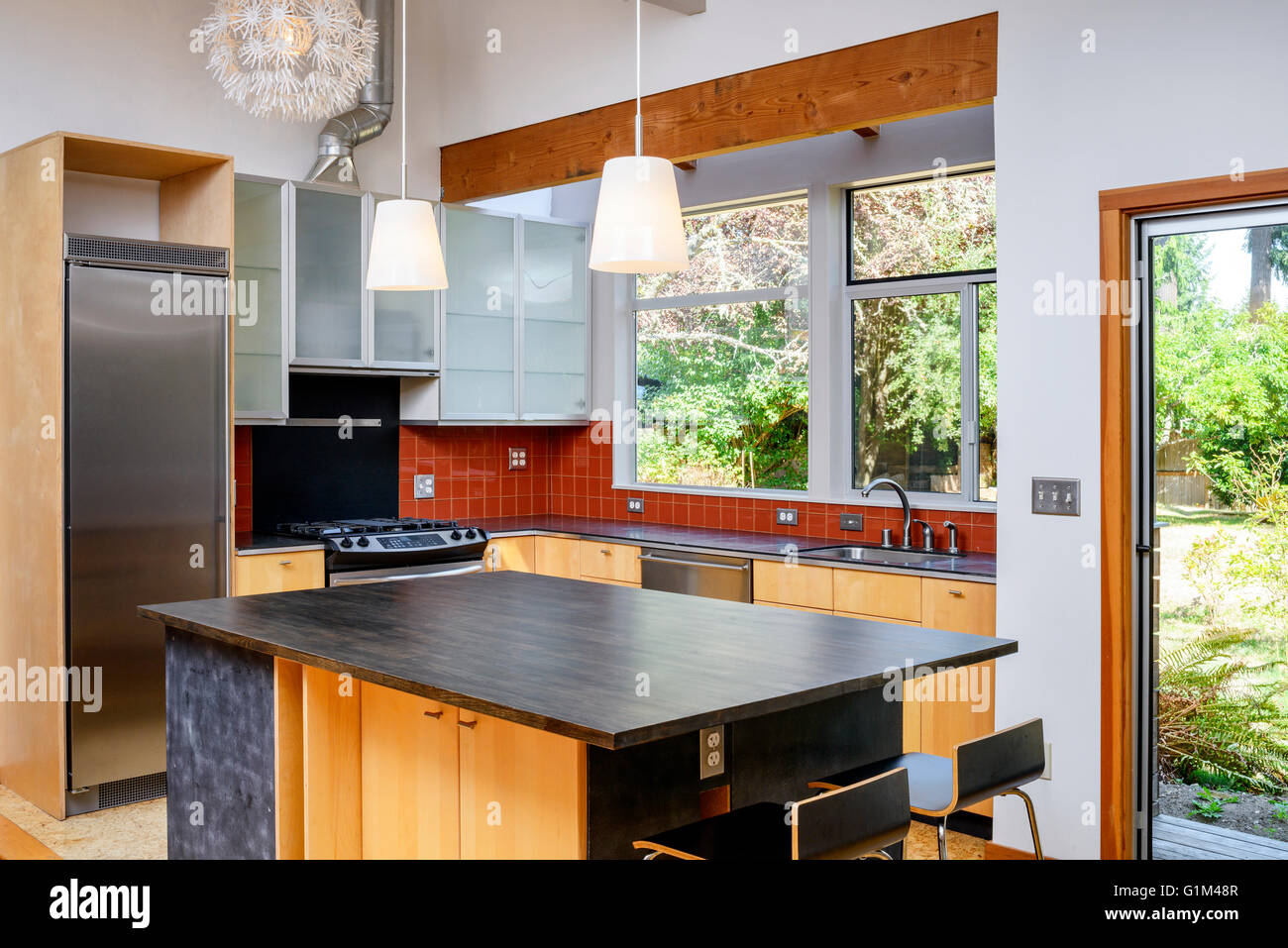 Arbeitsplatte und Lichter in modernen Küche Stockfoto