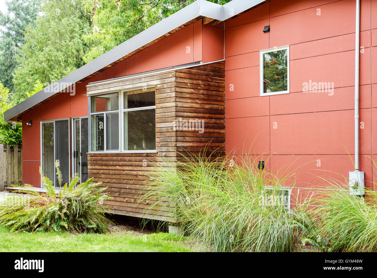 Hinterhof und äußere Details des modernen Hauses Stockfoto