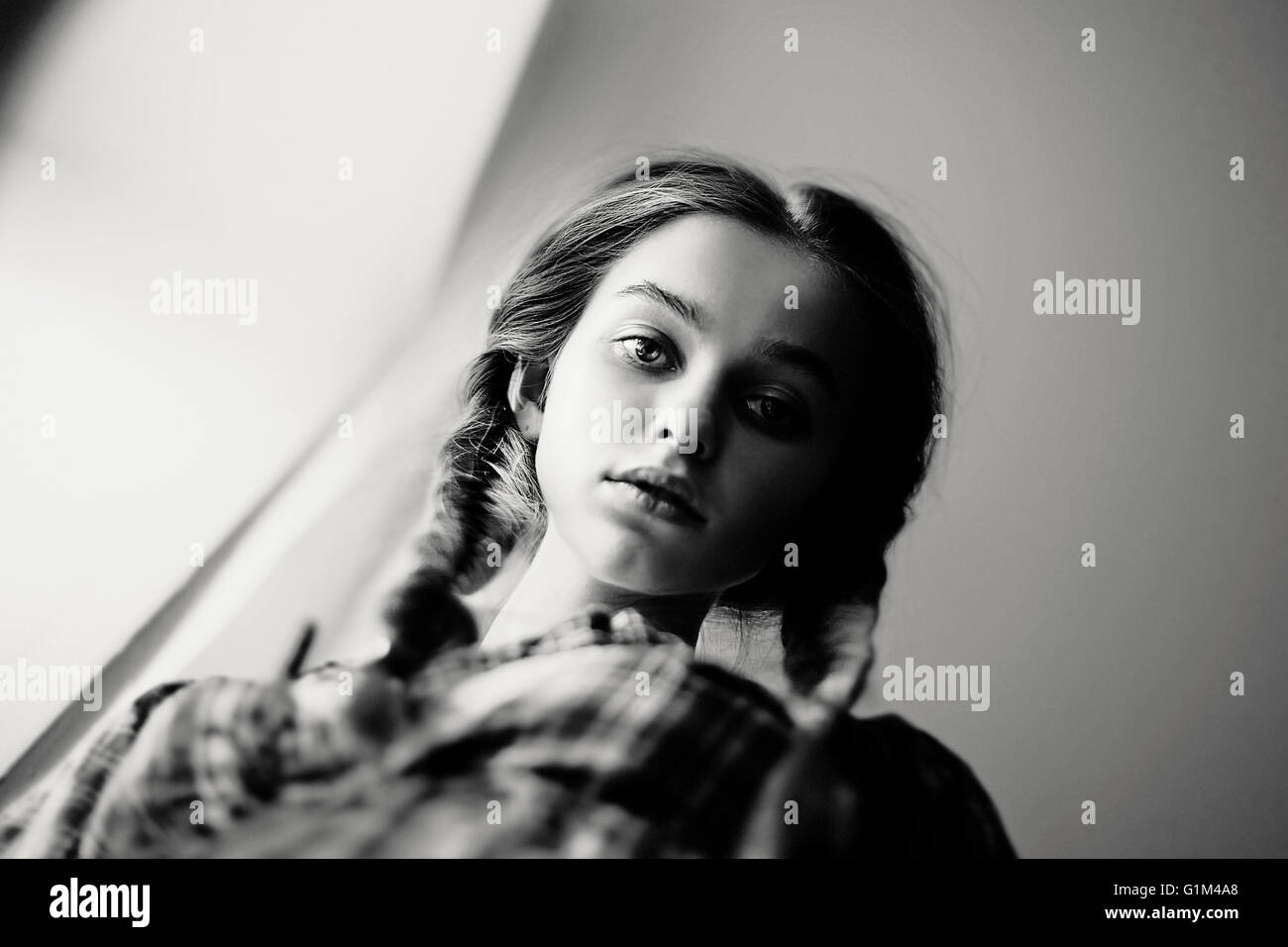 Niedrigen Winkel Blick auf ernsthafte kaukasischen Teenager-Mädchen Stockfoto