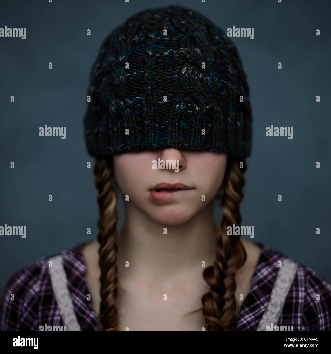 Kaukasische Mädchen Mütze Hut über Augen Stockfoto