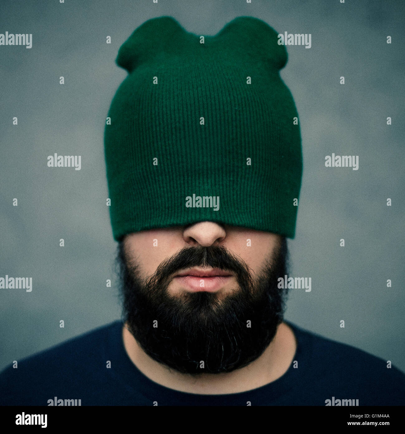 Kaukasischen Mann mit Mütze Hut über Augen Stockfotografie - Alamy