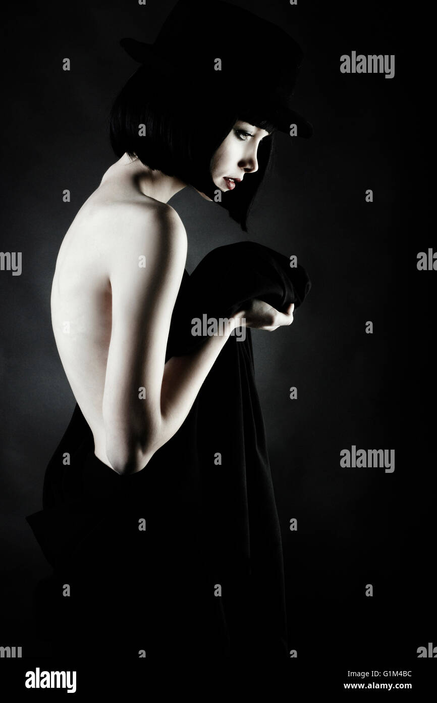 Kaukasische Frau trägt Vintage-Kleidung Stockfoto