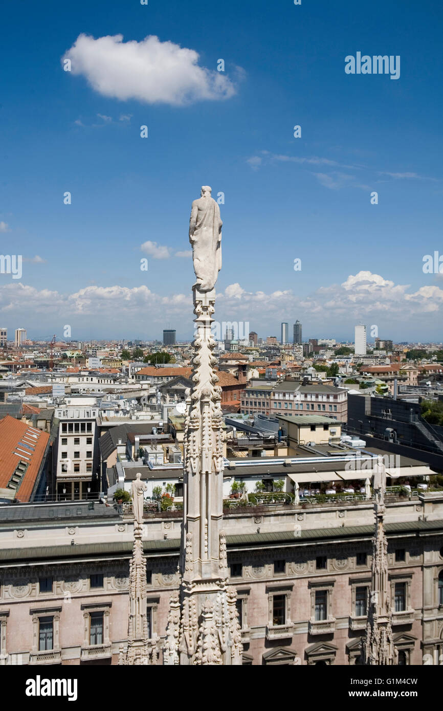 Statue mit Blick auf Milan Stadtbild, Lombardei, Italien Stockfoto