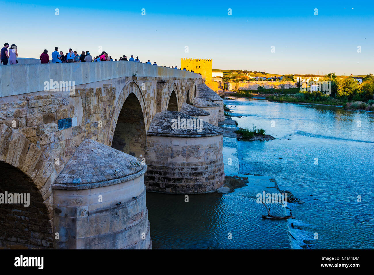 Die römische Brücke von Córdoba ist eine Brücke in die Altstadt von Córdoba. Stockfoto