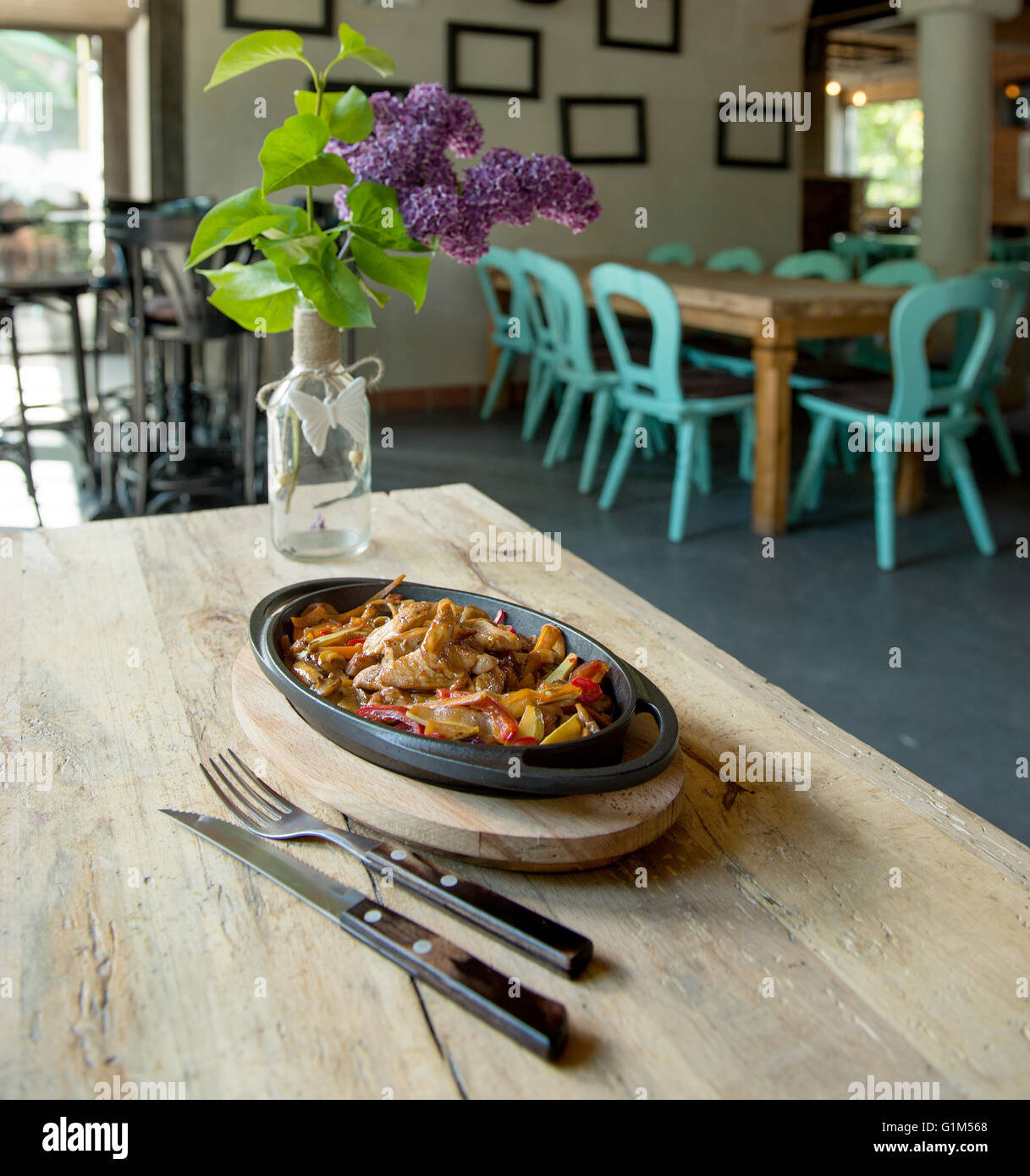 leckeres gewürztes Hähnchen Pfanne auf Holztisch in einer Kneipe Stockfoto