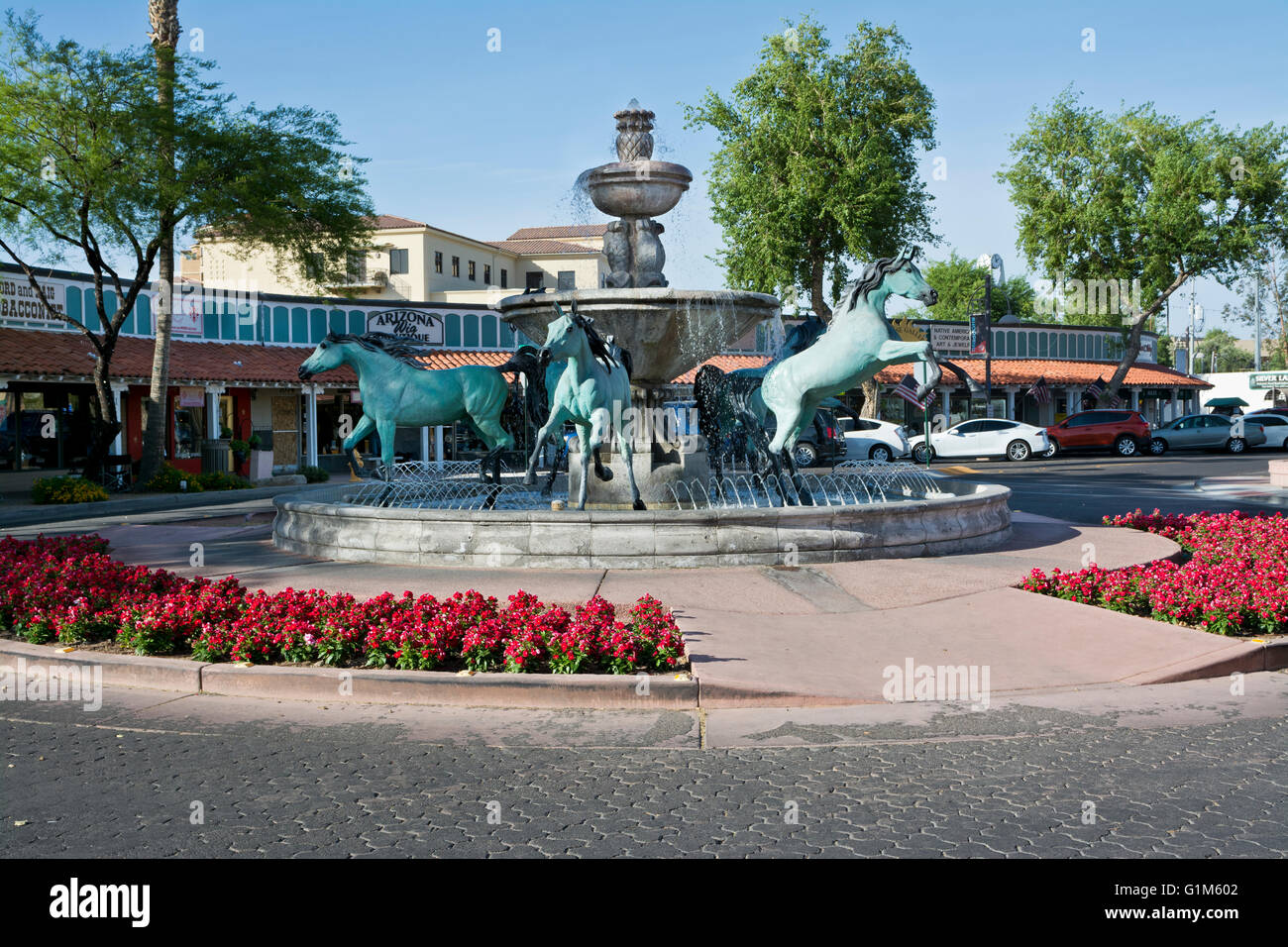 Wasser-Brunnen mit Statuen der arabischen Pferde in der 5th Avenue Einkaufsviertel von Scottsdale, Arizona.  Erstellt von Bob Parks. Stockfoto