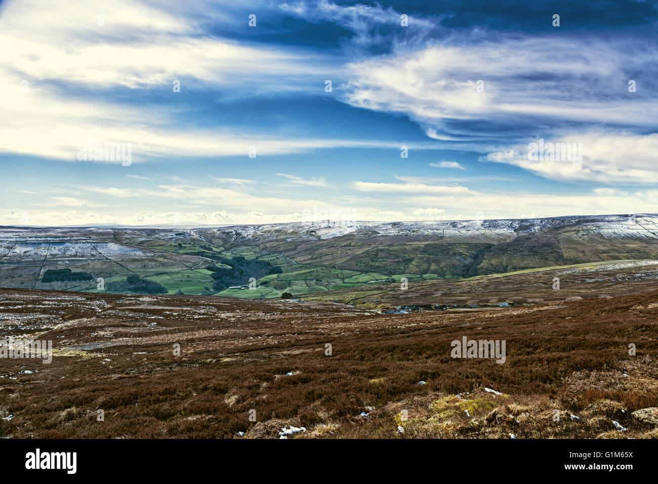 Swaledale Moorland und Schnee gekrönt Hügel Stockfoto