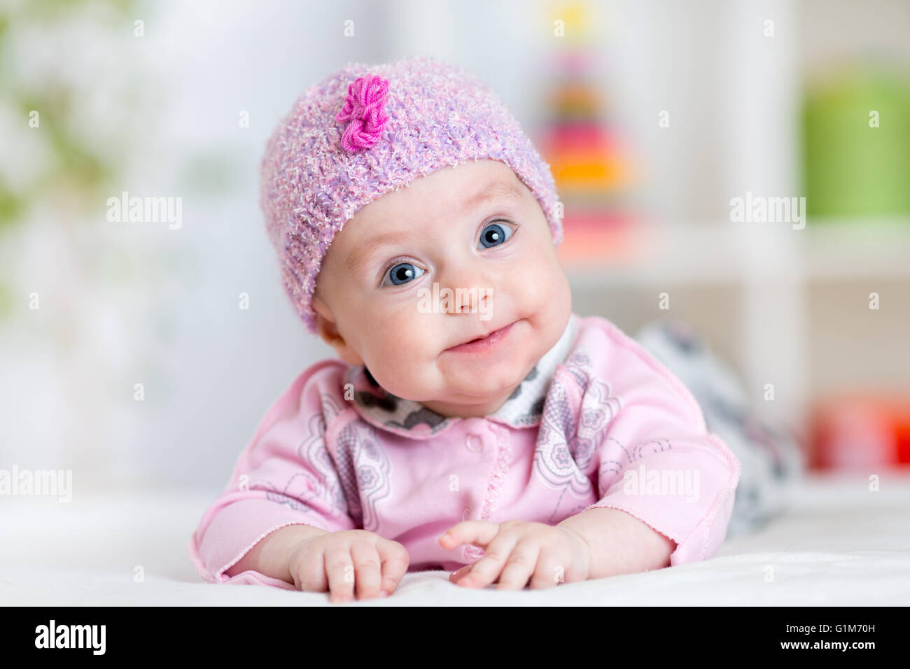 Neugeborenes Baby, Blick in die Kamera Lächeln Stockfoto