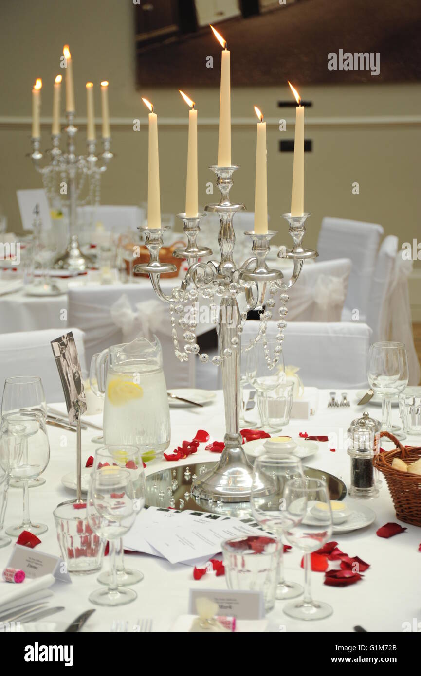Hochzeit Tischdekoration mit brennenden Kerzen Stockfoto