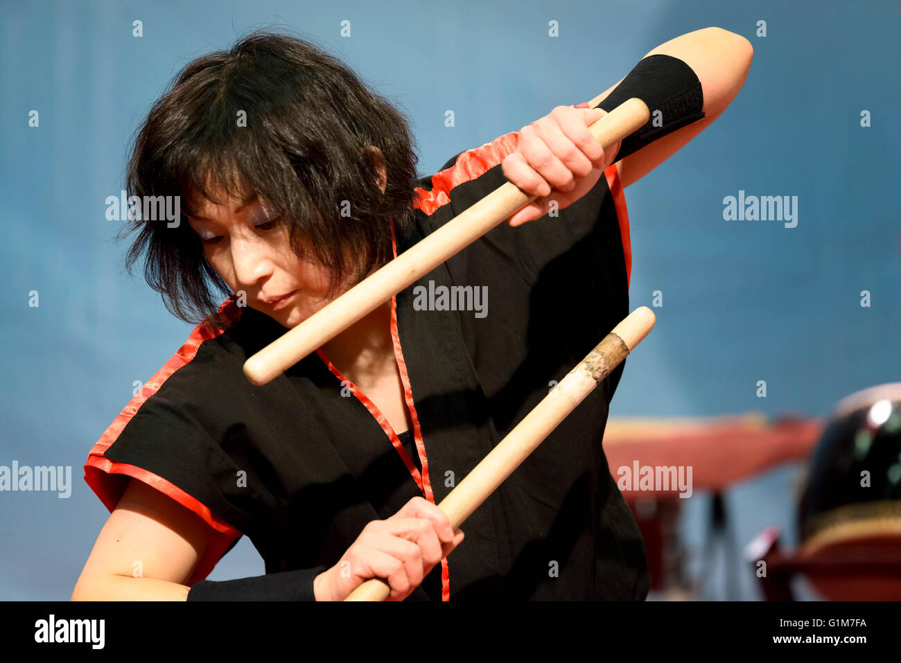 auf der Messe Festival des Ostens in Bologna, das Schauspiel der Masa Daiko Gruppe, Spieler der alten japanischen Trommeln Stockfoto