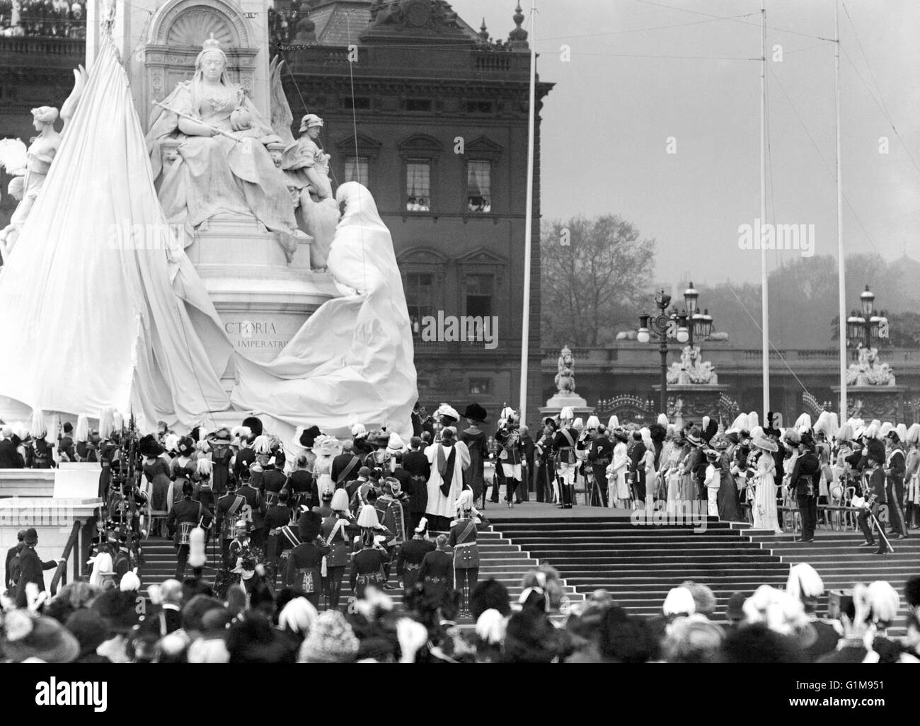 König George V stellt ein Denkmal zu seiner Großmutter, Königin Victoria (1819-1901), Buckingham Palace, London. ... Statuen und Denkmäler von London - das Victoria Memorial... 16.05.1911... LONDON... UK... Bildnachweis sollte lauten: PA/Unique Referenz Nr. 1365328... Stockfoto