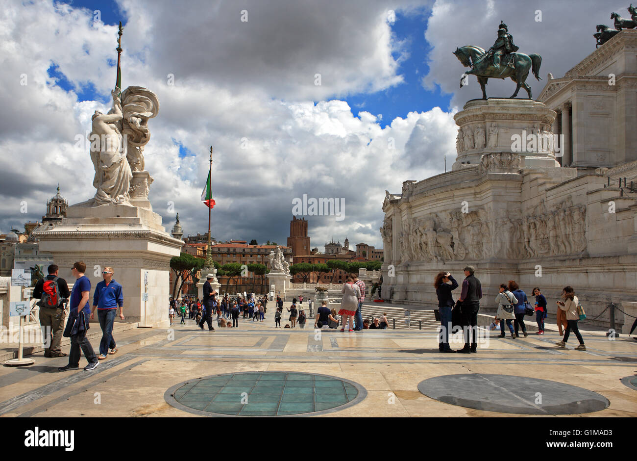 Touists am Victor Emmanuel Denkmal in Rom beherbergt die Altare della Patria oder Altar des Vaterlandes Stockfoto