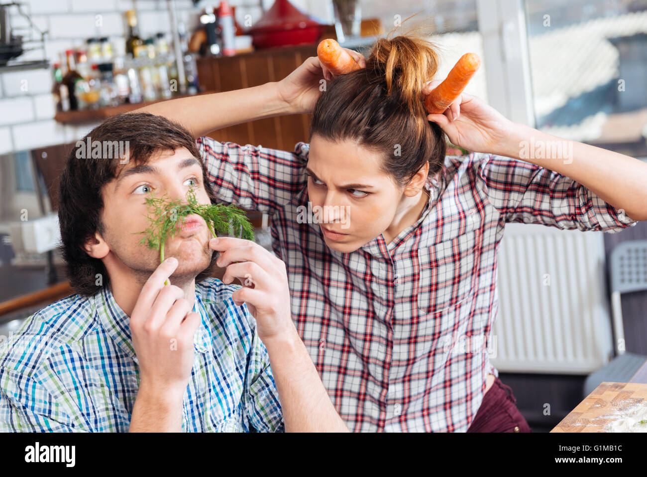 Lustige lustige junge Paar Kochen und Spaß zusammen in der Küche Stockfoto