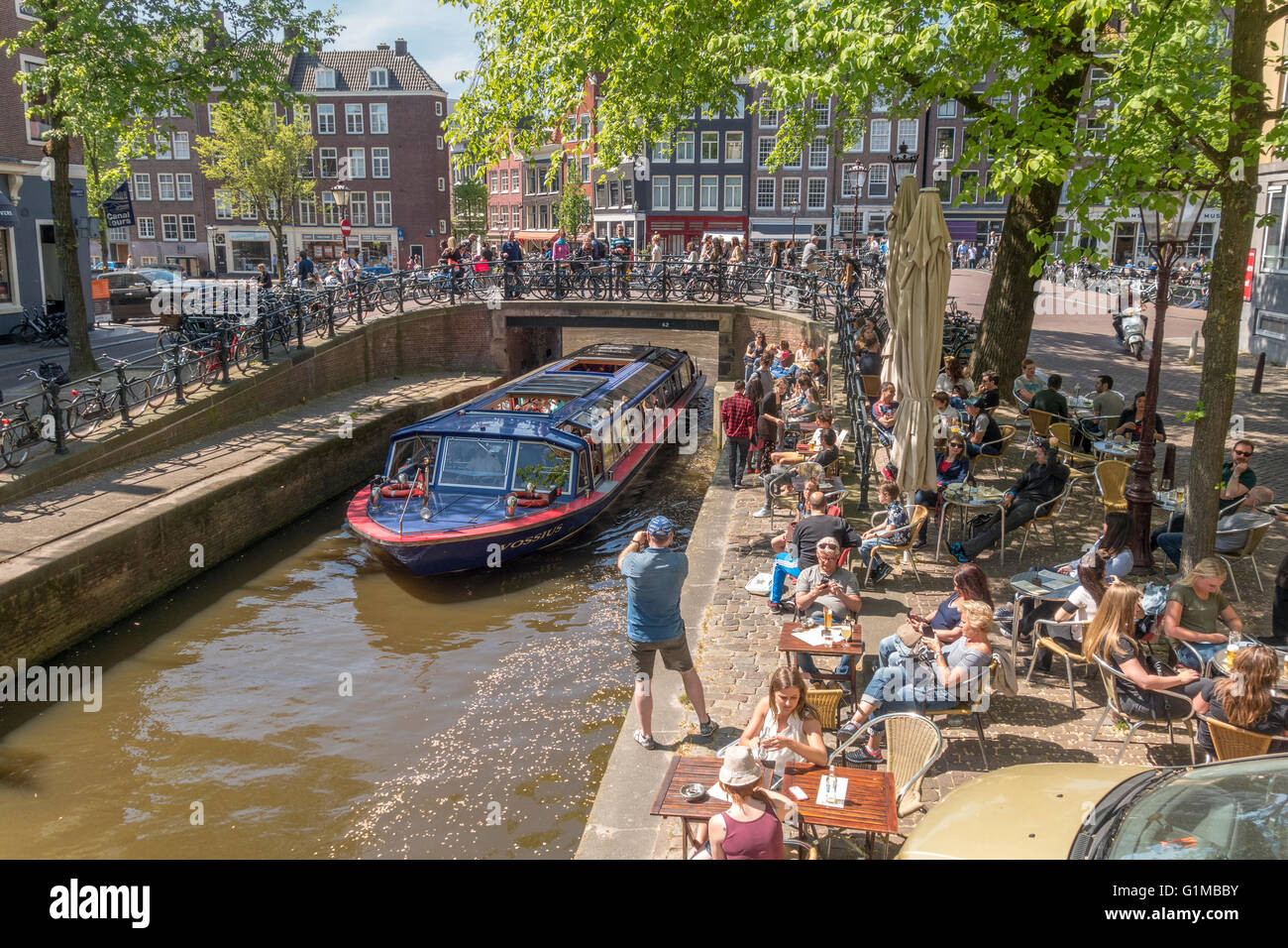 Amsterdam Canal Tourenboot vorbei an Restaurant Bar Cafe Pub Café Spanjer & Van Twist auf dem schmalen Leliegracht Kanal Stockfoto