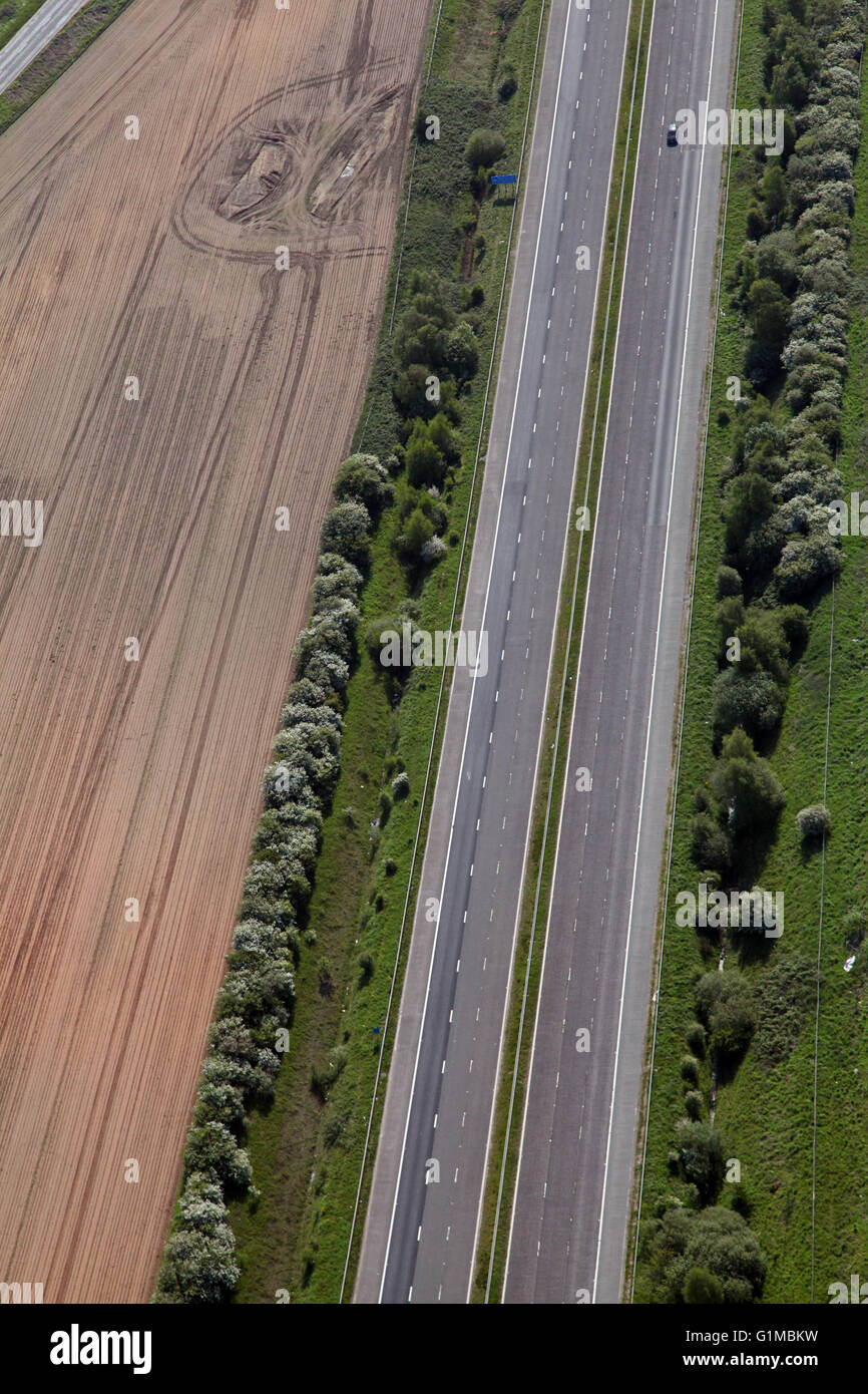 Luftaufnahme von einer leeren Autobahn M62 mit nur 1 Auto, East Yorkshire, UK Stockfoto