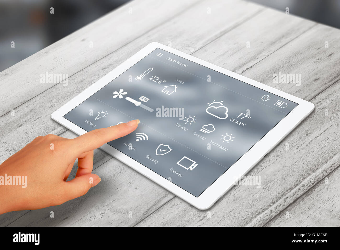 Intelligente Haussteuerung app-Nutzung auf Tablet. Stockfoto