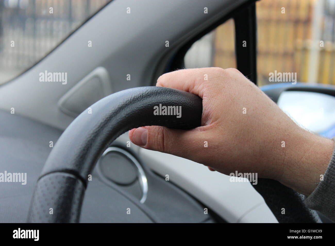 Hand am Lenkrad fahren Stockfoto