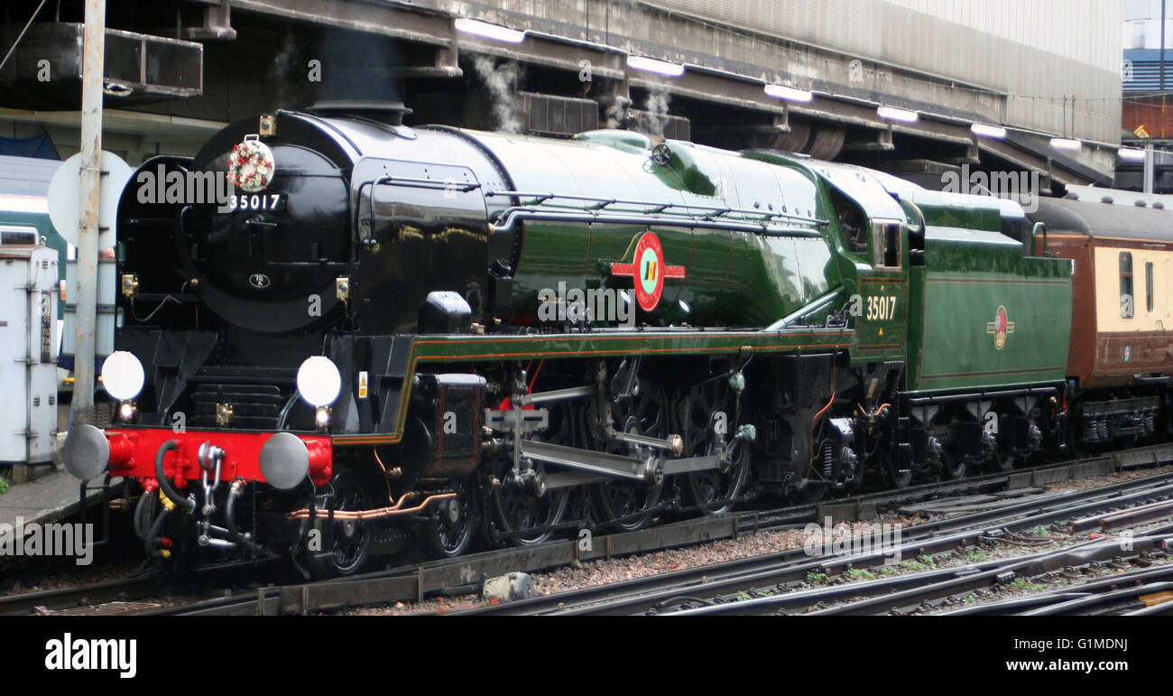 35028 Clan Line posiert als 35017 belgische Marine mit einem Pullman Zug am London Victoria Stockfoto