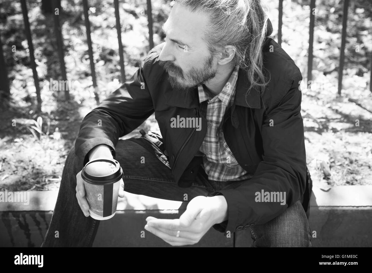 Asiatische bärtigen mit Kaffee im Pappbecher, Outdoor-Schwarz / weiss Portrait mit selektiven Fokus Stockfoto