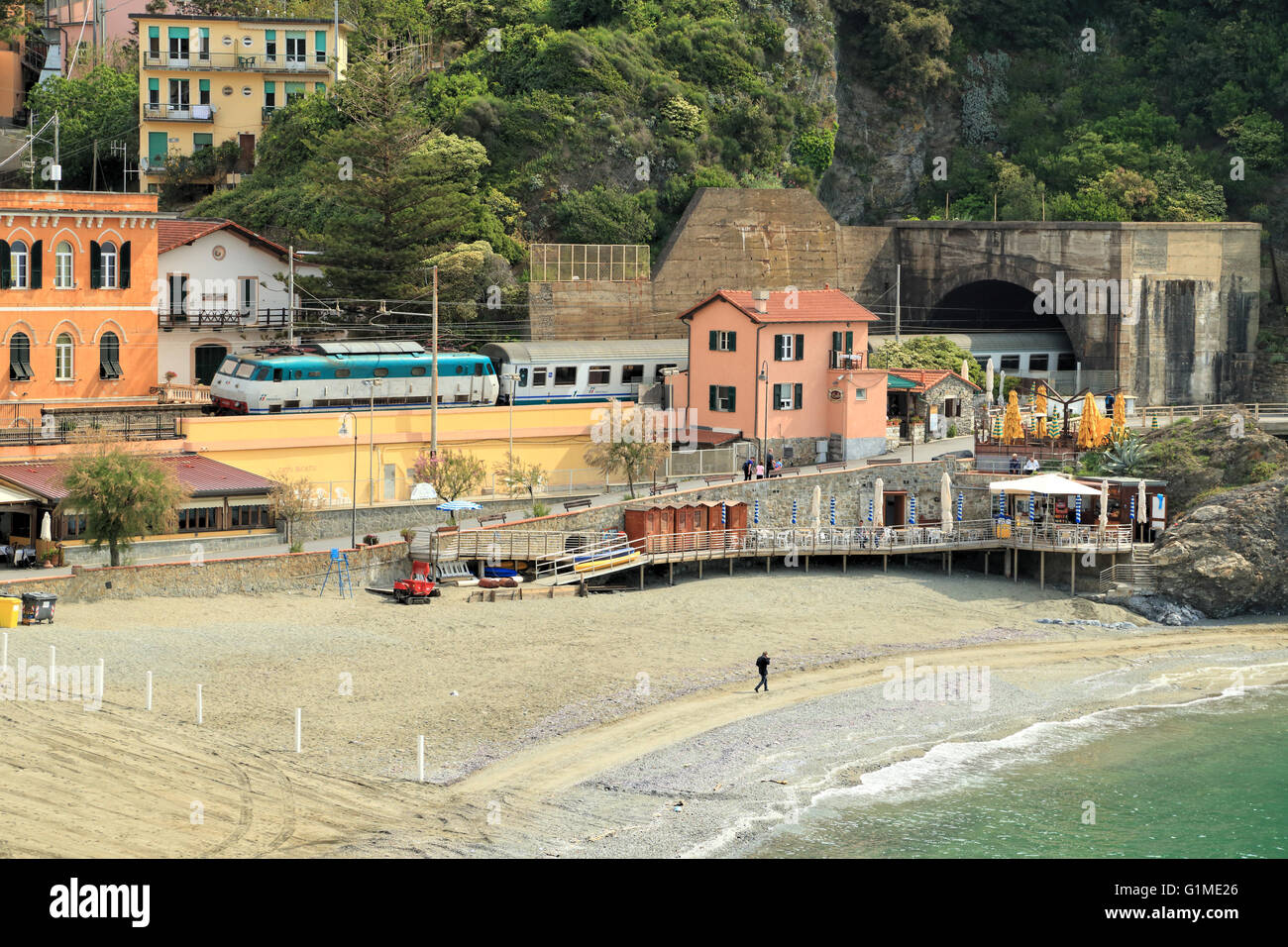 Zug aus dem Tunnel kommen, Monterosso al Mare, Cinque Terre, Ligurien, Italien Stockfoto