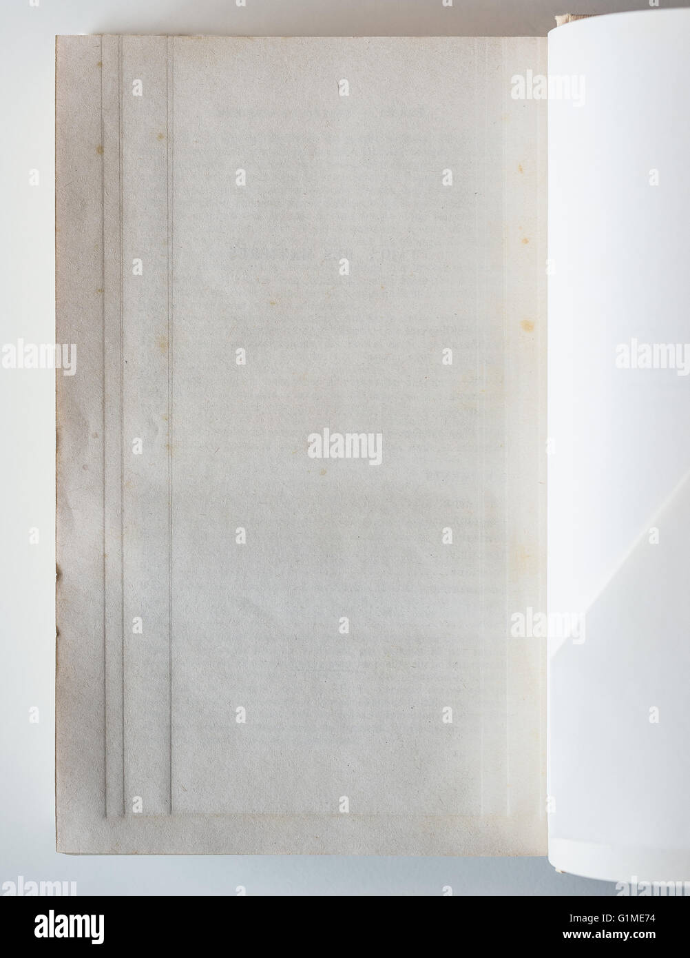 Altes Buch bis zur letzten Seite Vorstellung im Alter von strukturiertem Papier innen. Stockfoto