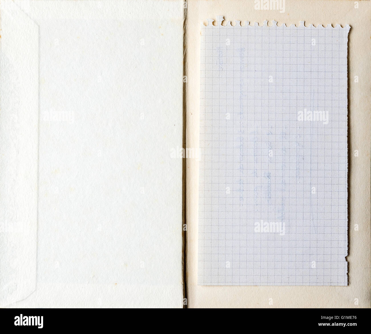 Buch für die erste Seite zeigt leeres verwendeten Papier innen geöffnet. Stockfoto