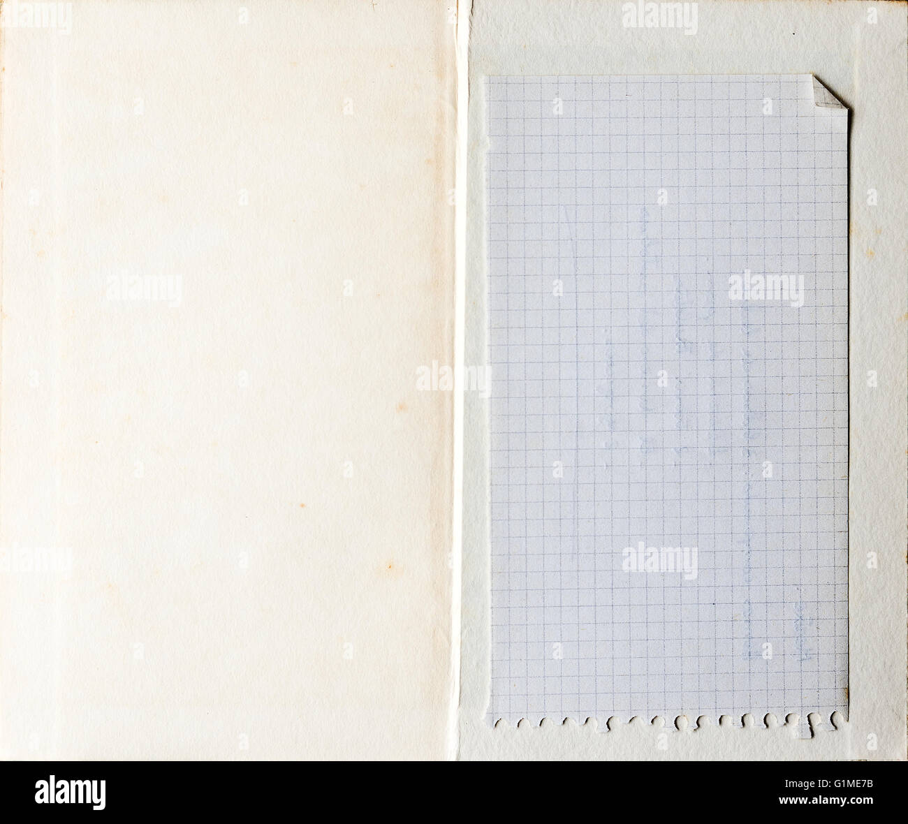 Alten Grunge Buch geöffnet bis zur letzten Seite zeigt leere Altpapier im Inneren. Stockfoto