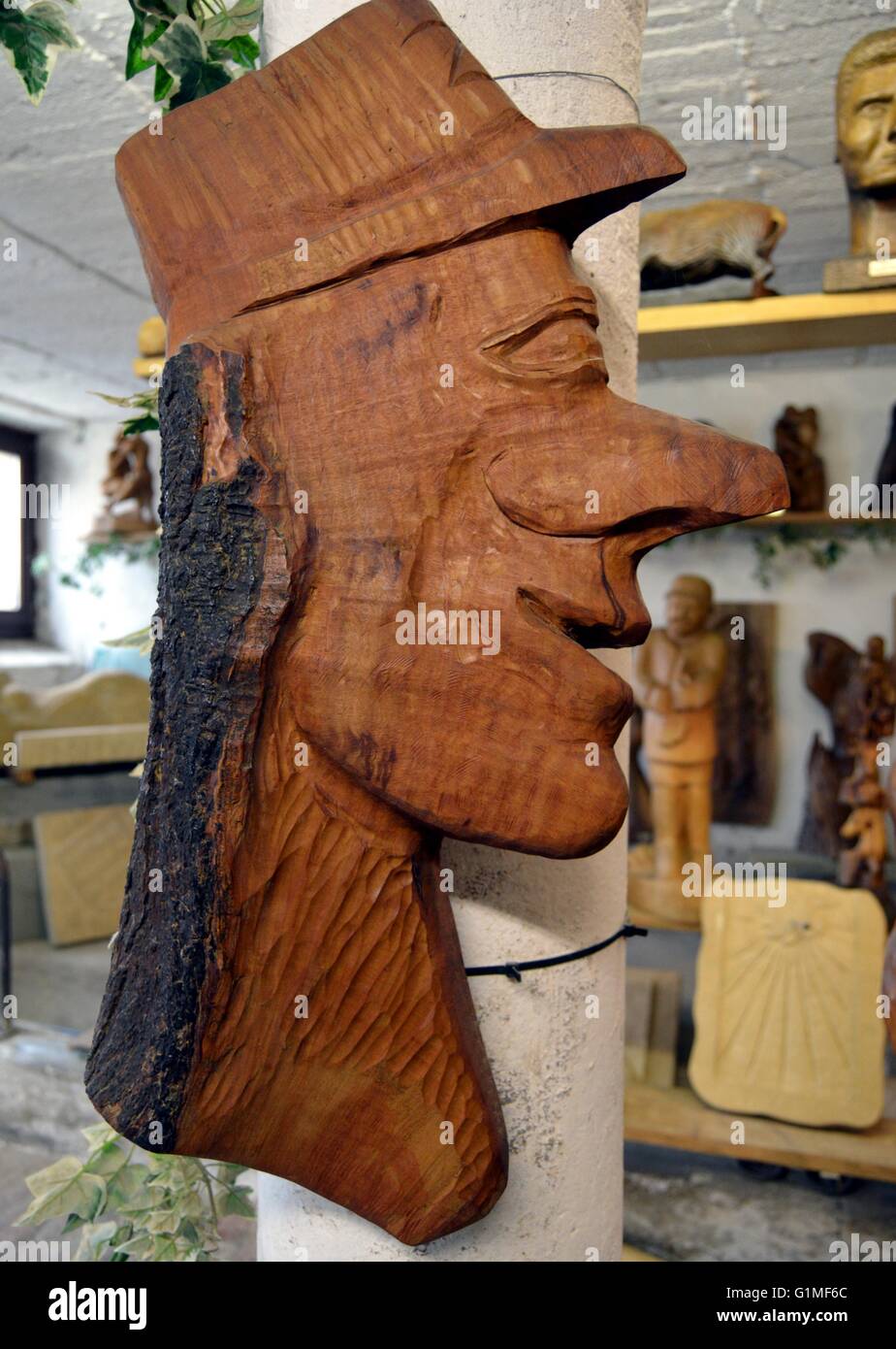 Skulptur von einem Holzkopf mit langer Nase. Stockfoto
